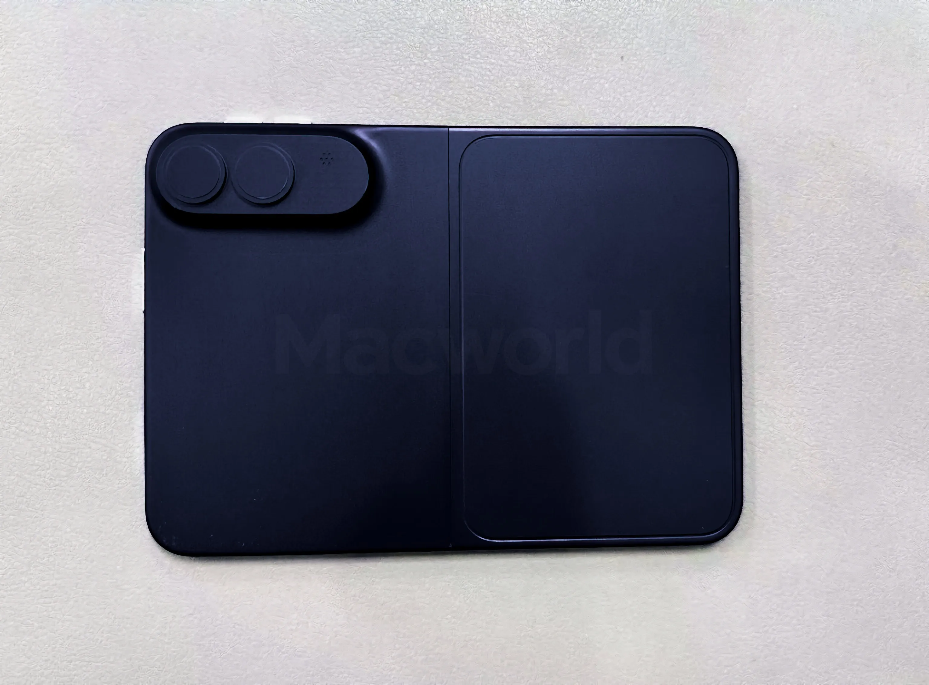 iPhone Fold'un koyu indigo renk seçeneğiyle