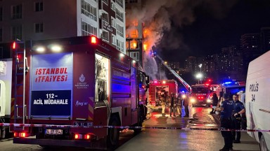Esenyurt'ta Sitede Korkutan Yangın: 13 Kişi İtfaiye Merdiveniyle Tahliye Edildi