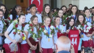 Şampiyon Filenin Sultanları Yurda Döndü! İstanbul Havalimanı’nda Coşkulu Karşılama